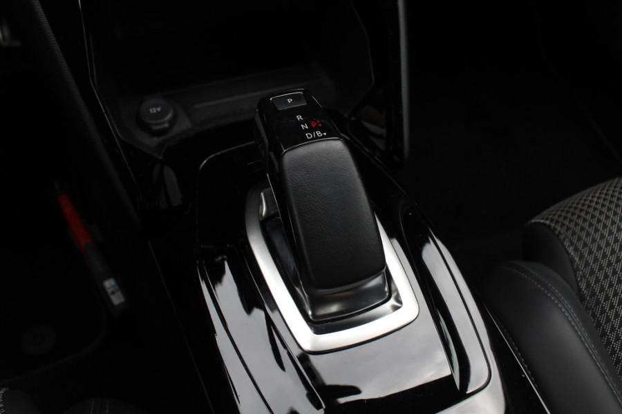 Peugeot e-2008 EV GT 50 kWh / SoH 90,6% / Camera / Half leder / Virtual Cockpit / 18'' / LED Koplampen / Keyless / Navigatie / Cruise Control