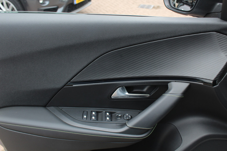 Peugeot e-2008 EV GT 50 kWh / SoH 90,6% / Camera / Half leder / Virtual Cockpit / 18'' / LED Koplampen / Keyless / Navigatie / Cruise Control
