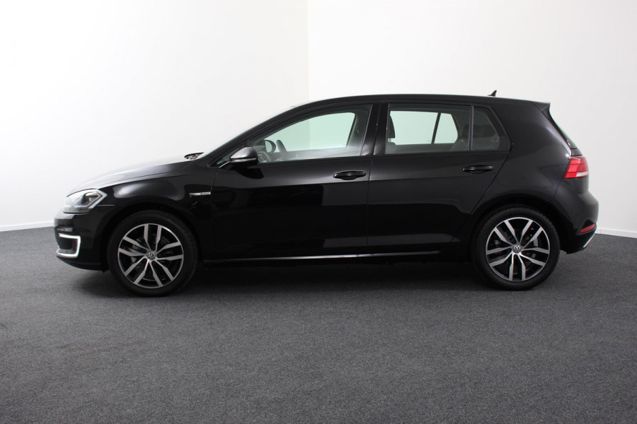 Volkswagen e-Golf Edtion SOH 87% Navigatie Apple Carplay/Android auto Bluetooth Adaptieve Cruise (SOH 87%) Control Lichtmetalen Velgen 17" Parkeer sensoren
