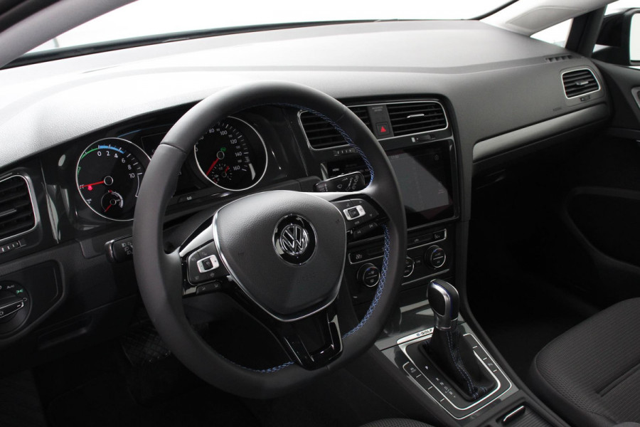 Volkswagen e-Golf Edtion SOH 87% Navigatie Apple Carplay/Android auto Bluetooth Adaptieve Cruise (SOH 87%) Control Lichtmetalen Velgen 17" Parkeer sensoren