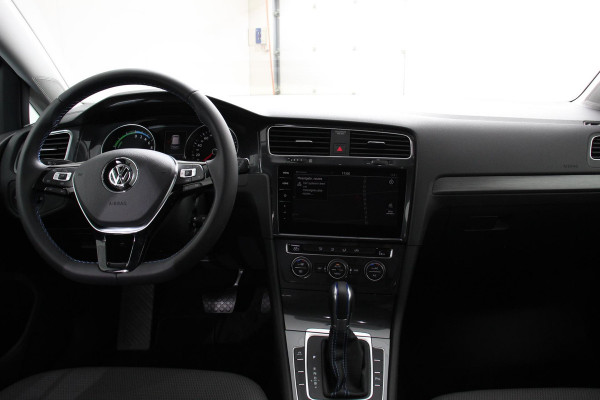 Volkswagen e-Golf Edtion SOH 87% Navigatie Apple Carplay/Android auto Bluetooth Adaptieve Cruise (SOH 87%) Control Lichtmetalen Velgen 17" Parkeer sensoren