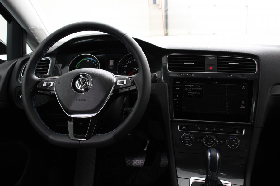 Volkswagen e-Golf Edtion SOH 87% Navigatie Apple Carplay/Android auto Bluetooth Adaptieve Cruise (SOH 87%) Control Lichtmetalen Velgen 17" Parkeer sensoren