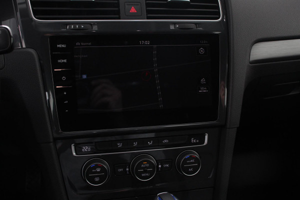 Volkswagen e-Golf Edtion SOH 87% Navigatie Apple Carplay/Android auto Bluetooth Adaptieve Cruise (SOH 87%) Control Lichtmetalen Velgen 17" Parkeer sensoren