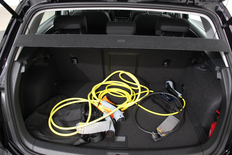 Volkswagen e-Golf Edtion SOH 87% Navigatie Apple Carplay/Android auto Bluetooth Adaptieve Cruise (SOH 87%) Control Lichtmetalen Velgen 17" Parkeer sensoren