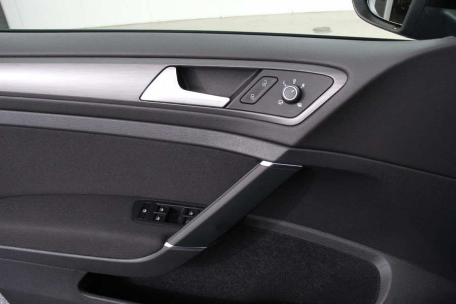 Volkswagen e-Golf Edtion SOH 87% Navigatie Apple Carplay/Android auto Bluetooth Adaptieve Cruise (SOH 87%) Control Lichtmetalen Velgen 17" Parkeer sensoren