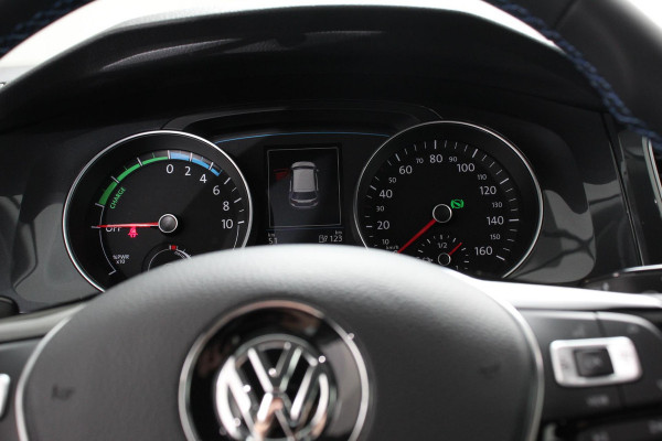 Volkswagen e-Golf Edtion SOH 87% Navigatie Apple Carplay/Android auto Bluetooth Adaptieve Cruise (SOH 87%) Control Lichtmetalen Velgen 17" Parkeer sensoren