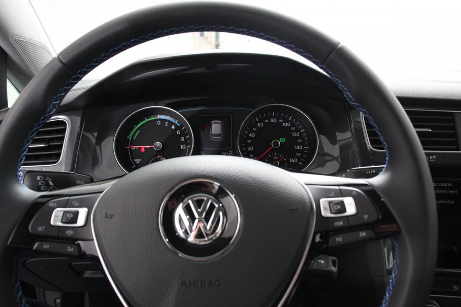 Volkswagen e-Golf Edtion SOH 87% Navigatie Apple Carplay/Android auto Bluetooth Adaptieve Cruise (SOH 87%) Control Lichtmetalen Velgen 17" Parkeer sensoren