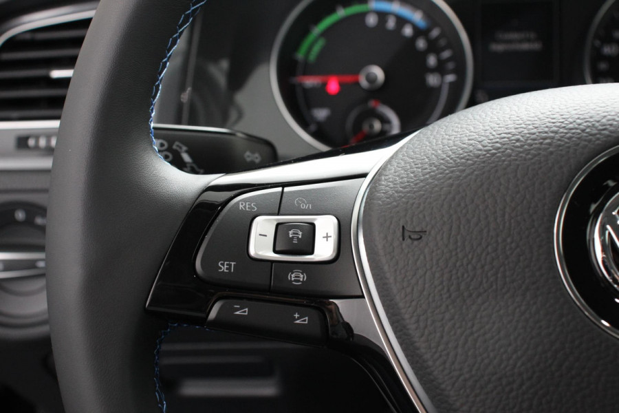Volkswagen e-Golf Edtion SOH 87% Navigatie Apple Carplay/Android auto Bluetooth Adaptieve Cruise (SOH 87%) Control Lichtmetalen Velgen 17" Parkeer sensoren