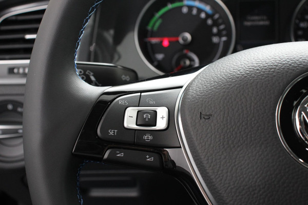 Volkswagen e-Golf Edtion SOH 87% Navigatie Apple Carplay/Android auto Bluetooth Adaptieve Cruise (SOH 87%) Control Lichtmetalen Velgen 17" Parkeer sensoren