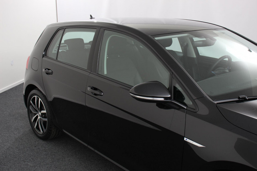 Volkswagen e-Golf Edtion SOH 87% Navigatie Apple Carplay/Android auto Bluetooth Adaptieve Cruise (SOH 87%) Control Lichtmetalen Velgen 17" Parkeer sensoren