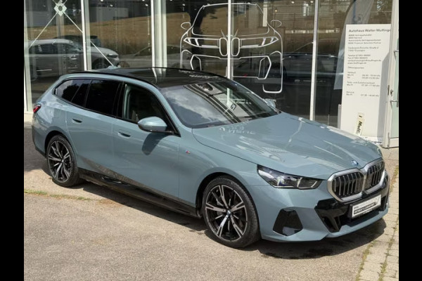 BMW 5 Serie Touring 550e xDrive M-SPORT ** PANORAMA, BRUIN LEDER, TREKH, 20-inch LMV, ADAPT. CRUISE ** 1e EIG - UNGALLFREI - Ex. BMW ** ** INFORMEER OOK NAAR ONZE AANTREKKELIJKE FINANCIAL-LEASE TARIEVEN **