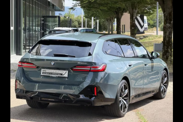 BMW 5 Serie Touring 550e xDrive M-SPORT ** PANORAMA, BRUIN LEDER, TREKH, 20-inch LMV, ADAPT. CRUISE ** 1e EIG - UNGALLFREI - Ex. BMW ** ** INFORMEER OOK NAAR ONZE AANTREKKELIJKE FINANCIAL-LEASE TARIEVEN **