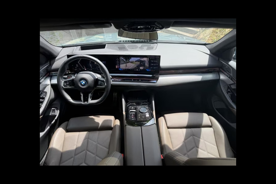 BMW 5 Serie Touring 550e xDrive M-SPORT ** PANORAMA, BRUIN LEDER, TREKH, 20-inch LMV, ADAPT. CRUISE ** 1e EIG - UNGALLFREI - Ex. BMW ** ** INFORMEER OOK NAAR ONZE AANTREKKELIJKE FINANCIAL-LEASE TARIEVEN **