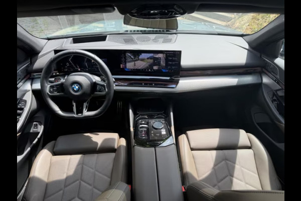 BMW 5 Serie Touring 550e xDrive M-SPORT ** PANORAMA, BRUIN LEDER, TREKH, 20-inch LMV, ADAPT. CRUISE ** 1e EIG - UNGALLFREI - Ex. BMW ** ** INFORMEER OOK NAAR ONZE AANTREKKELIJKE FINANCIAL-LEASE TARIEVEN **