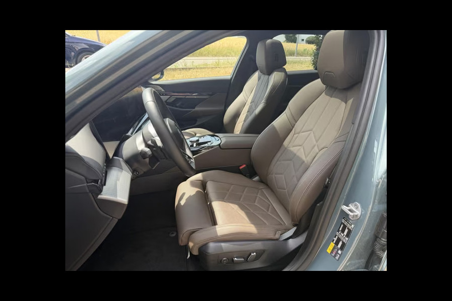 BMW 5 Serie Touring 550e xDrive M-SPORT ** PANORAMA, BRUIN LEDER, TREKH, 20-inch LMV, ADAPT. CRUISE ** 1e EIG - UNGALLFREI - Ex. BMW ** ** INFORMEER OOK NAAR ONZE AANTREKKELIJKE FINANCIAL-LEASE TARIEVEN **
