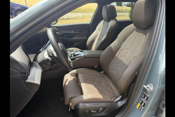 BMW 5 Serie Touring 550e xDrive M-SPORT ** PANORAMA, BRUIN LEDER, TREKH, 20-inch LMV, ADAPT. CRUISE ** 1e EIG - UNGALLFREI - Ex. BMW ** ** INFORMEER OOK NAAR ONZE AANTREKKELIJKE FINANCIAL-LEASE TARIEVEN **