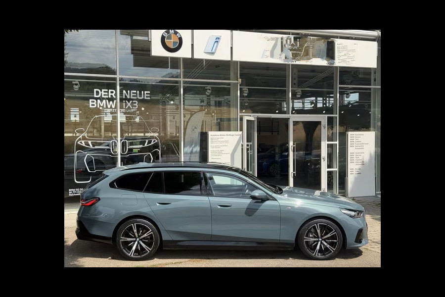 BMW 5 Serie Touring 550e xDrive M-SPORT ** PANORAMA, BRUIN LEDER, TREKH, 20-inch LMV, ADAPT. CRUISE ** 1e EIG - UNGALLFREI - Ex. BMW ** ** INFORMEER OOK NAAR ONZE AANTREKKELIJKE FINANCIAL-LEASE TARIEVEN **