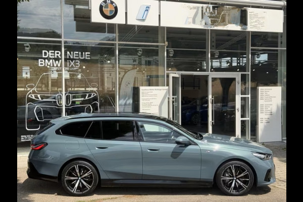 BMW 5 Serie Touring 550e xDrive M-SPORT ** PANORAMA, BRUIN LEDER, TREKH, 20-inch LMV, ADAPT. CRUISE ** 1e EIG - UNGALLFREI - Ex. BMW ** ** INFORMEER OOK NAAR ONZE AANTREKKELIJKE FINANCIAL-LEASE TARIEVEN **