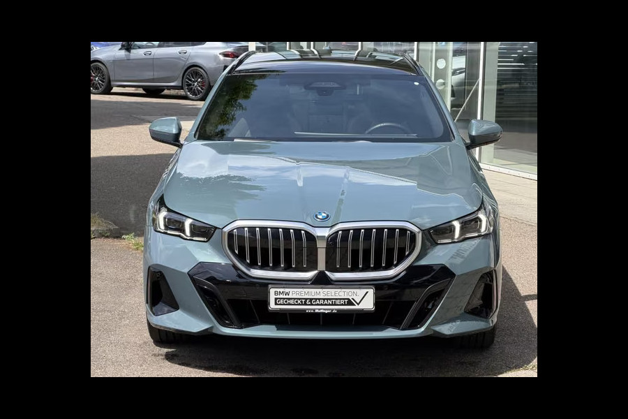 BMW 5 Serie Touring 550e xDrive M-SPORT ** PANORAMA, BRUIN LEDER, TREKH, 20-inch LMV, ADAPT. CRUISE ** 1e EIG - UNGALLFREI - Ex. BMW ** ** INFORMEER OOK NAAR ONZE AANTREKKELIJKE FINANCIAL-LEASE TARIEVEN **