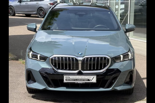 BMW 5 Serie Touring 550e xDrive M-SPORT ** PANORAMA, BRUIN LEDER, TREKH, 20-inch LMV, ADAPT. CRUISE ** 1e EIG - UNGALLFREI - Ex. BMW ** ** INFORMEER OOK NAAR ONZE AANTREKKELIJKE FINANCIAL-LEASE TARIEVEN **