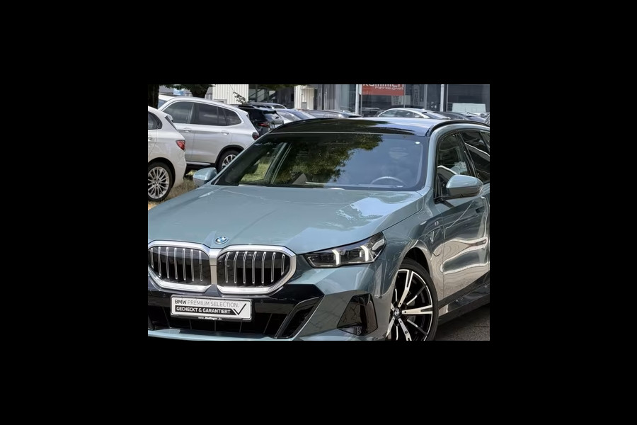 BMW 5 Serie Touring 550e xDrive M-SPORT ** PANORAMA, BRUIN LEDER, TREKH, 20-inch LMV, ADAPT. CRUISE ** 1e EIG - UNGALLFREI - Ex. BMW ** ** INFORMEER OOK NAAR ONZE AANTREKKELIJKE FINANCIAL-LEASE TARIEVEN **