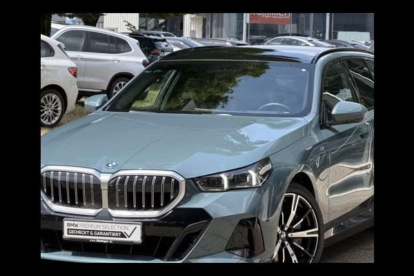 BMW 5 Serie Touring 550e xDrive M-SPORT ** PANORAMA, BRUIN LEDER, TREKH, 20-inch LMV, ADAPT. CRUISE ** 1e EIG - UNGALLFREI - Ex. BMW ** ** INFORMEER OOK NAAR ONZE AANTREKKELIJKE FINANCIAL-LEASE TARIEVEN **
