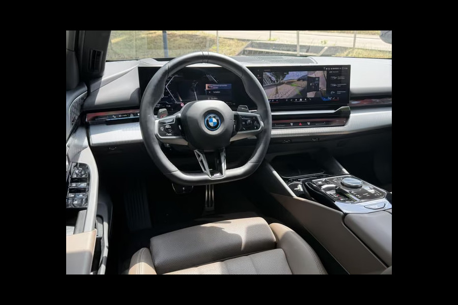 BMW 5 Serie Touring 550e xDrive M-SPORT ** PANORAMA, BRUIN LEDER, TREKH, 20-inch LMV, ADAPT. CRUISE ** 1e EIG - UNGALLFREI - Ex. BMW ** ** INFORMEER OOK NAAR ONZE AANTREKKELIJKE FINANCIAL-LEASE TARIEVEN **