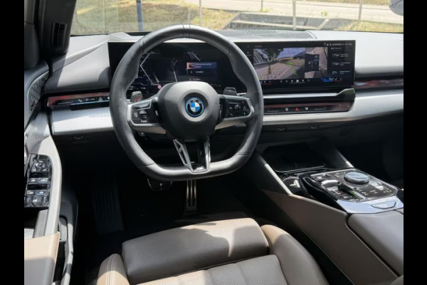 BMW 5 Serie Touring 550e xDrive M-SPORT ** PANORAMA, BRUIN LEDER, TREKH, 20-inch LMV, ADAPT. CRUISE ** 1e EIG - UNGALLFREI - Ex. BMW ** ** INFORMEER OOK NAAR ONZE AANTREKKELIJKE FINANCIAL-LEASE TARIEVEN **