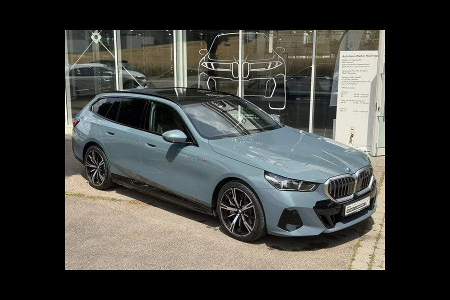 BMW 5 Serie Touring 550e xDrive M-SPORT ** PANORAMA, BRUIN LEDER, TREKH, 20-inch LMV, ADAPT. CRUISE ** 1e EIG - UNGALLFREI - Ex. BMW ** ** INFORMEER OOK NAAR ONZE AANTREKKELIJKE FINANCIAL-LEASE TARIEVEN **