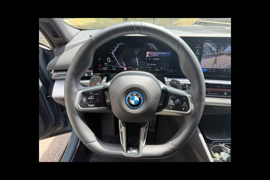 BMW 5 Serie Touring 550e xDrive M-SPORT ** PANORAMA, BRUIN LEDER, TREKH, 20-inch LMV, ADAPT. CRUISE ** 1e EIG - UNGALLFREI - Ex. BMW ** ** INFORMEER OOK NAAR ONZE AANTREKKELIJKE FINANCIAL-LEASE TARIEVEN **
