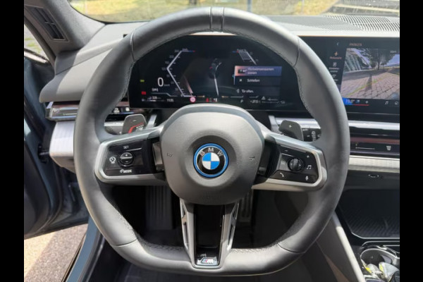 BMW 5 Serie Touring 550e xDrive M-SPORT ** PANORAMA, BRUIN LEDER, TREKH, 20-inch LMV, ADAPT. CRUISE ** 1e EIG - UNGALLFREI - Ex. BMW ** ** INFORMEER OOK NAAR ONZE AANTREKKELIJKE FINANCIAL-LEASE TARIEVEN **