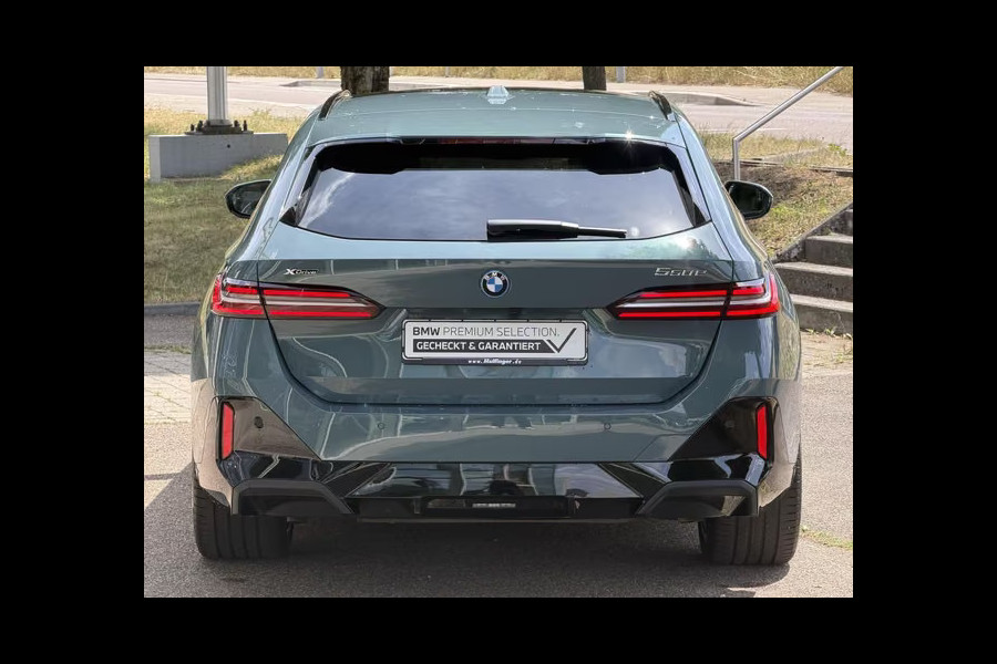 BMW 5 Serie Touring 550e xDrive M-SPORT ** PANORAMA, BRUIN LEDER, TREKH, 20-inch LMV, ADAPT. CRUISE ** 1e EIG - UNGALLFREI - Ex. BMW ** ** INFORMEER OOK NAAR ONZE AANTREKKELIJKE FINANCIAL-LEASE TARIEVEN **