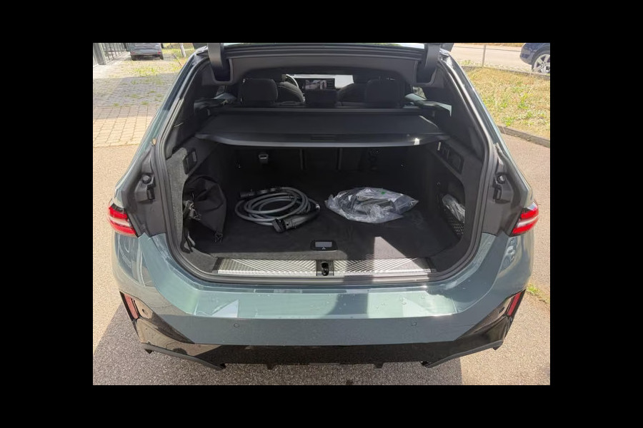BMW 5 Serie Touring 550e xDrive M-SPORT ** PANORAMA, BRUIN LEDER, TREKH, 20-inch LMV, ADAPT. CRUISE ** 1e EIG - UNGALLFREI - Ex. BMW ** ** INFORMEER OOK NAAR ONZE AANTREKKELIJKE FINANCIAL-LEASE TARIEVEN **