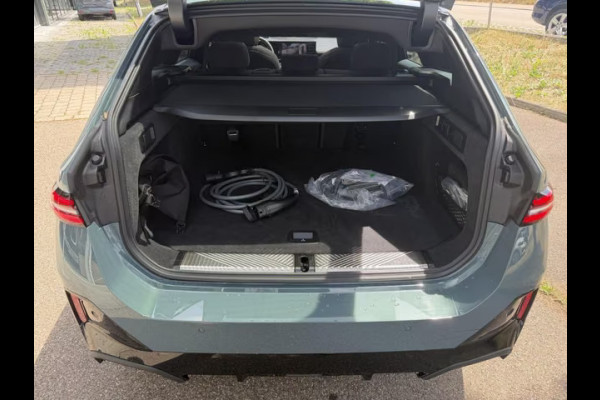 BMW 5 Serie Touring 550e xDrive M-SPORT ** PANORAMA, BRUIN LEDER, TREKH, 20-inch LMV, ADAPT. CRUISE ** 1e EIG - UNGALLFREI - Ex. BMW ** ** INFORMEER OOK NAAR ONZE AANTREKKELIJKE FINANCIAL-LEASE TARIEVEN **