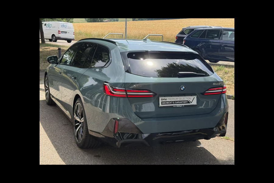 BMW 5 Serie Touring 550e xDrive M-SPORT ** PANORAMA, BRUIN LEDER, TREKH, 20-inch LMV, ADAPT. CRUISE ** 1e EIG - UNGALLFREI - Ex. BMW ** ** INFORMEER OOK NAAR ONZE AANTREKKELIJKE FINANCIAL-LEASE TARIEVEN **