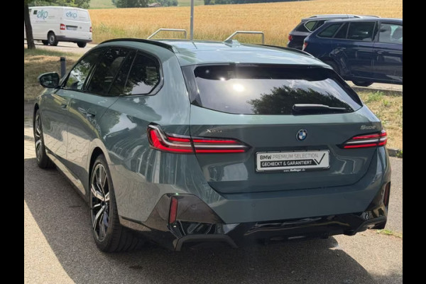 BMW 5 Serie Touring 550e xDrive M-SPORT ** PANORAMA, BRUIN LEDER, TREKH, 20-inch LMV, ADAPT. CRUISE ** 1e EIG - UNGALLFREI - Ex. BMW ** ** INFORMEER OOK NAAR ONZE AANTREKKELIJKE FINANCIAL-LEASE TARIEVEN **