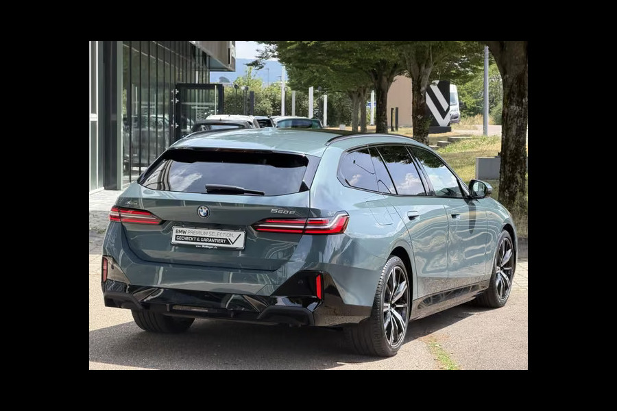 BMW 5 Serie Touring 550e xDrive M-SPORT ** PANORAMA, BRUIN LEDER, TREKH, 20-inch LMV, ADAPT. CRUISE ** 1e EIG - UNGALLFREI - Ex. BMW ** ** INFORMEER OOK NAAR ONZE AANTREKKELIJKE FINANCIAL-LEASE TARIEVEN **