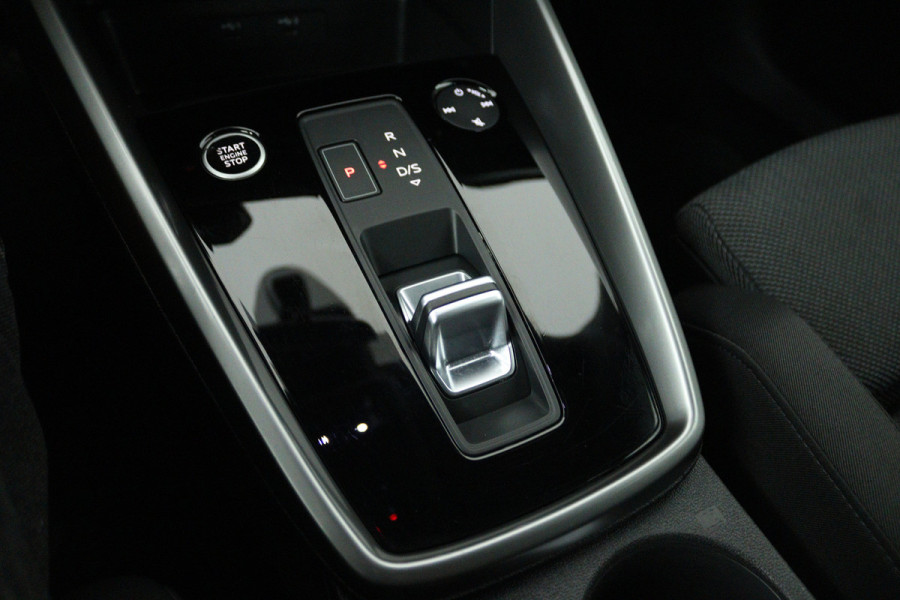 Audi A3 Sportback 30 TFSI Business edition (NAVIGATIE, CRUISE CONTROL, PARKEERSENSOREN)
