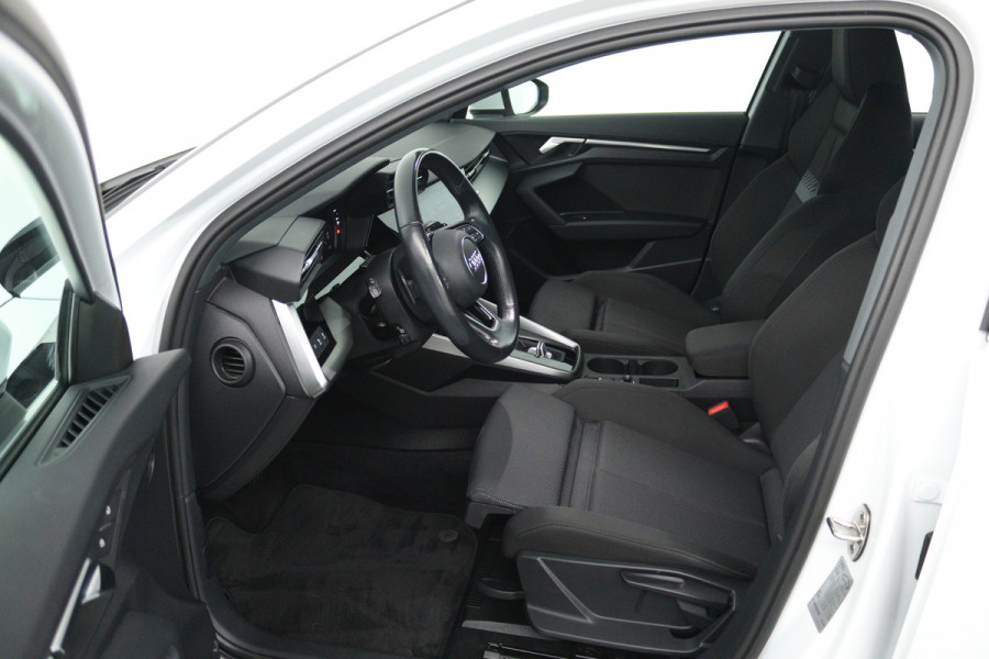 Audi A3 Sportback 30 TFSI Business edition (NAVIGATIE, CRUISE CONTROL, PARKEERSENSOREN)