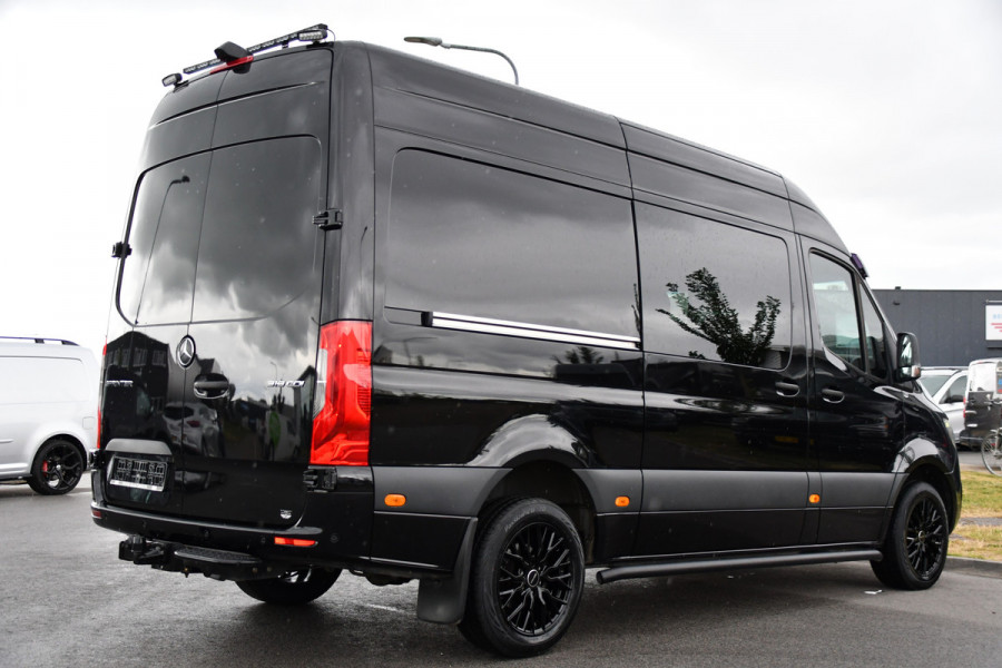 Mercedes-Benz Sprinter 319 1.9 CDI L2H2 DC Black Edition Adaptieve Cruise, 360 Camera, Carplay, LED, 10,5'' Mbux, Stoelverwarming, Automaat, 190pk, 3500kg Trekhaak, Uniek!