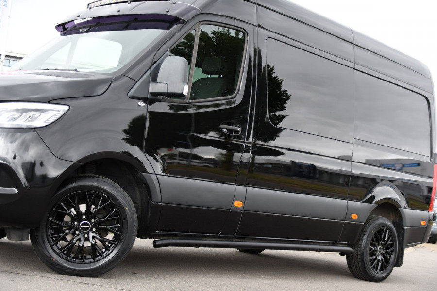 Mercedes-Benz Sprinter 319 1.9 CDI L2H2 DC Black Edition Adaptieve Cruise, 360 Camera, Carplay, LED, 10,5'' Mbux, Stoelverwarming, Automaat, 190pk, 3500kg Trekhaak, Uniek!