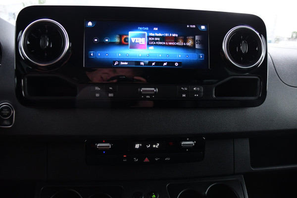 Mercedes-Benz Sprinter 319 1.9 CDI L2H2 DC Black Edition Adaptieve Cruise, 360 Camera, Carplay, LED, 10,5'' Mbux, Stoelverwarming, Automaat, 190pk, 3500kg Trekhaak, Uniek!