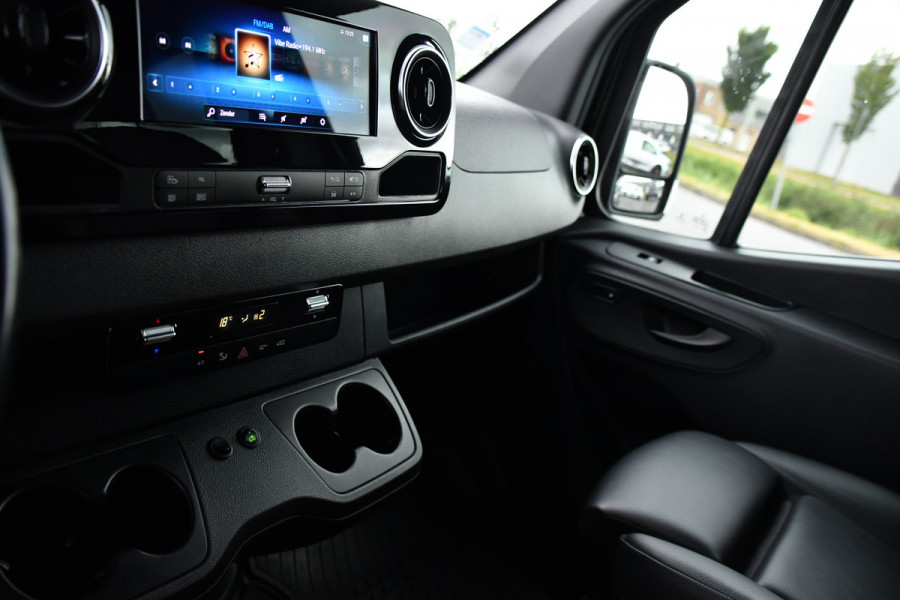 Mercedes-Benz Sprinter 319 1.9 CDI L2H2 DC Black Edition Adaptieve Cruise, 360 Camera, Carplay, LED, 10,5'' Mbux, Stoelverwarming, Automaat, 190pk, 3500kg Trekhaak, Uniek!