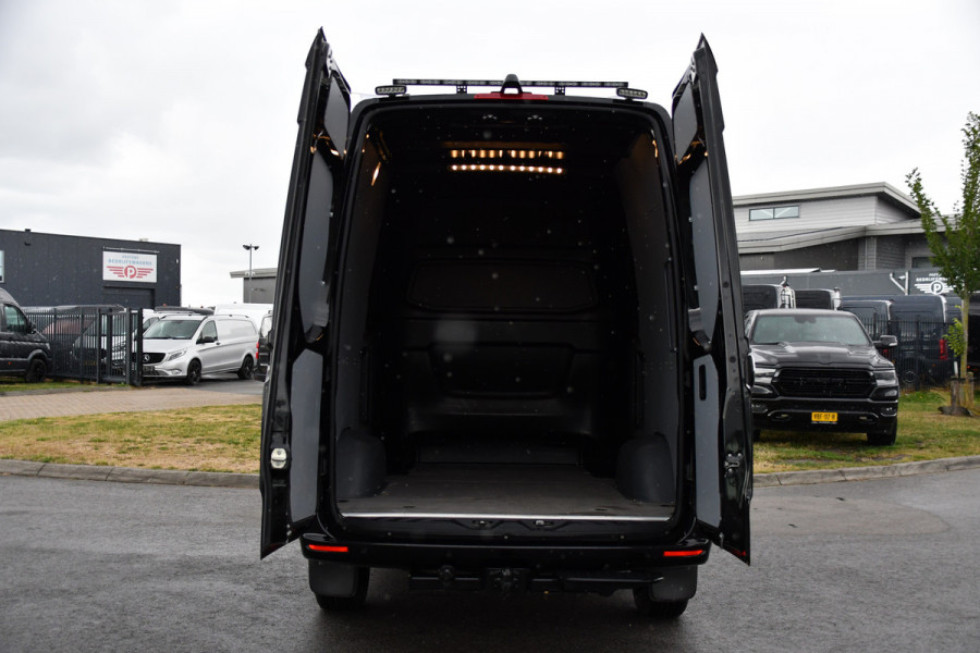 Mercedes-Benz Sprinter 319 1.9 CDI L2H2 DC Black Edition Adaptieve Cruise, 360 Camera, Carplay, LED, 10,5'' Mbux, Stoelverwarming, Automaat, 190pk, 3500kg Trekhaak, Uniek!