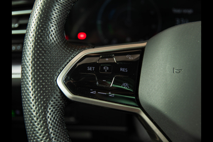 Volkswagen Touareg 3.0 TSi eHybrid R-Line PANO | DYNAUDIO | 22" | LUCHTVERING | NIGHT VISION