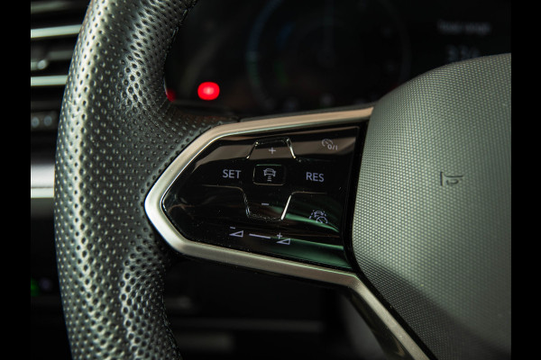 Volkswagen Touareg 3.0 TSi eHybrid R-Line PANO | DYNAUDIO | 22" | LUCHTVERING | NIGHT VISION