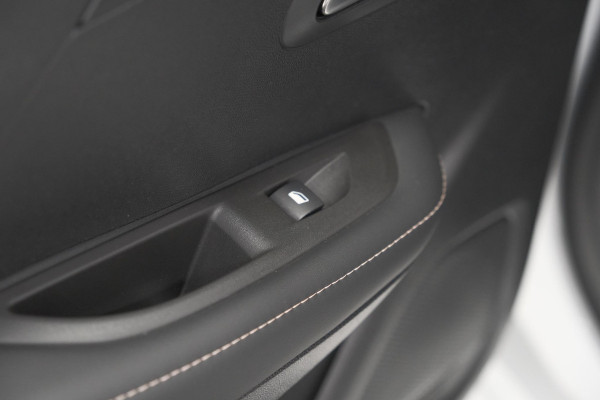 Peugeot e-208 EV Allure 50 kWh | SOH 99,9% | 11 KW Laadfunctie | Apple Carplay | Parkeersensoren