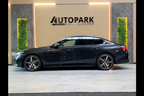 BMW 5 Serie 530e M Sport BTW|PANO|H&K|ICONIC|HuD|360 CAMERA|MEMORY|KEYLESS|FABRIEKSGARANTIE|SFEERVERLICHTING|299PK|BOMVOL!