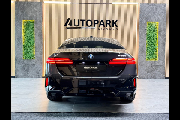 BMW 5 Serie 530e M Sport BTW|PANO|H&K|ICONIC|HuD|360 CAMERA|MEMORY|KEYLESS|FABRIEKSGARANTIE|SFEERVERLICHTING|299PK|BOMVOL!