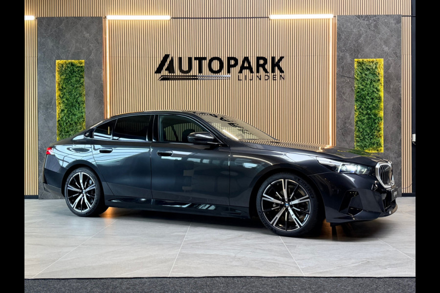 BMW 5 Serie 530e M Sport BTW|PANO|H&K|ICONIC|HuD|360 CAMERA|MEMORY|KEYLESS|FABRIEKSGARANTIE|SFEERVERLICHTING|299PK|BOMVOL!